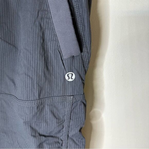 Lululemon Studio Crop Size 8 gray Drawcord At Hem - Picture 7 of 8